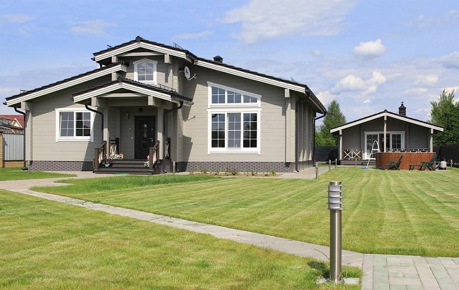 Grå trehus laget av laminert finertømmer med to soverom, prosjekt "Health"